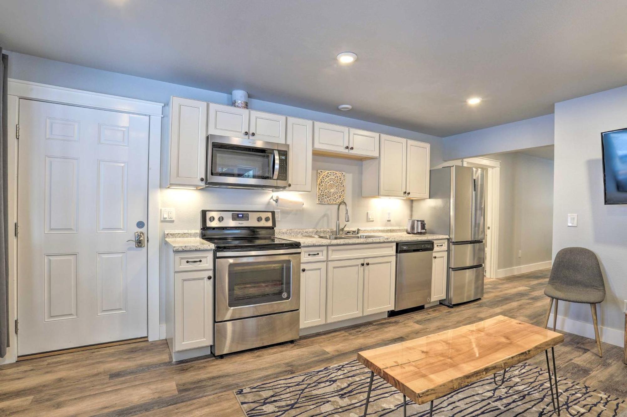 Modern Anchorage Getaway, Steps From Coastal Trail 아파트 외부 사진